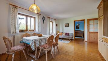 Comfort House, 2 Bedrooms | Dining