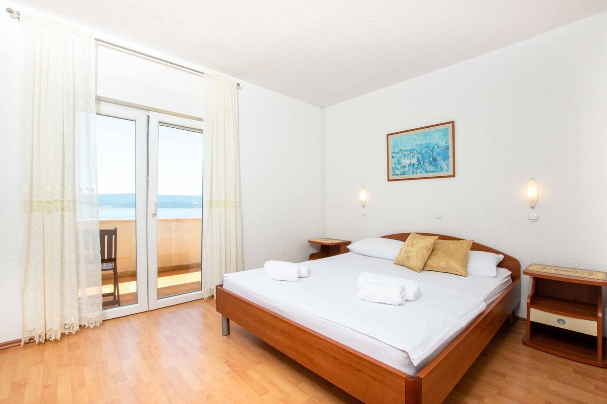 8 habitaciones, muebles diferentes y tabla de planchar con plancha
