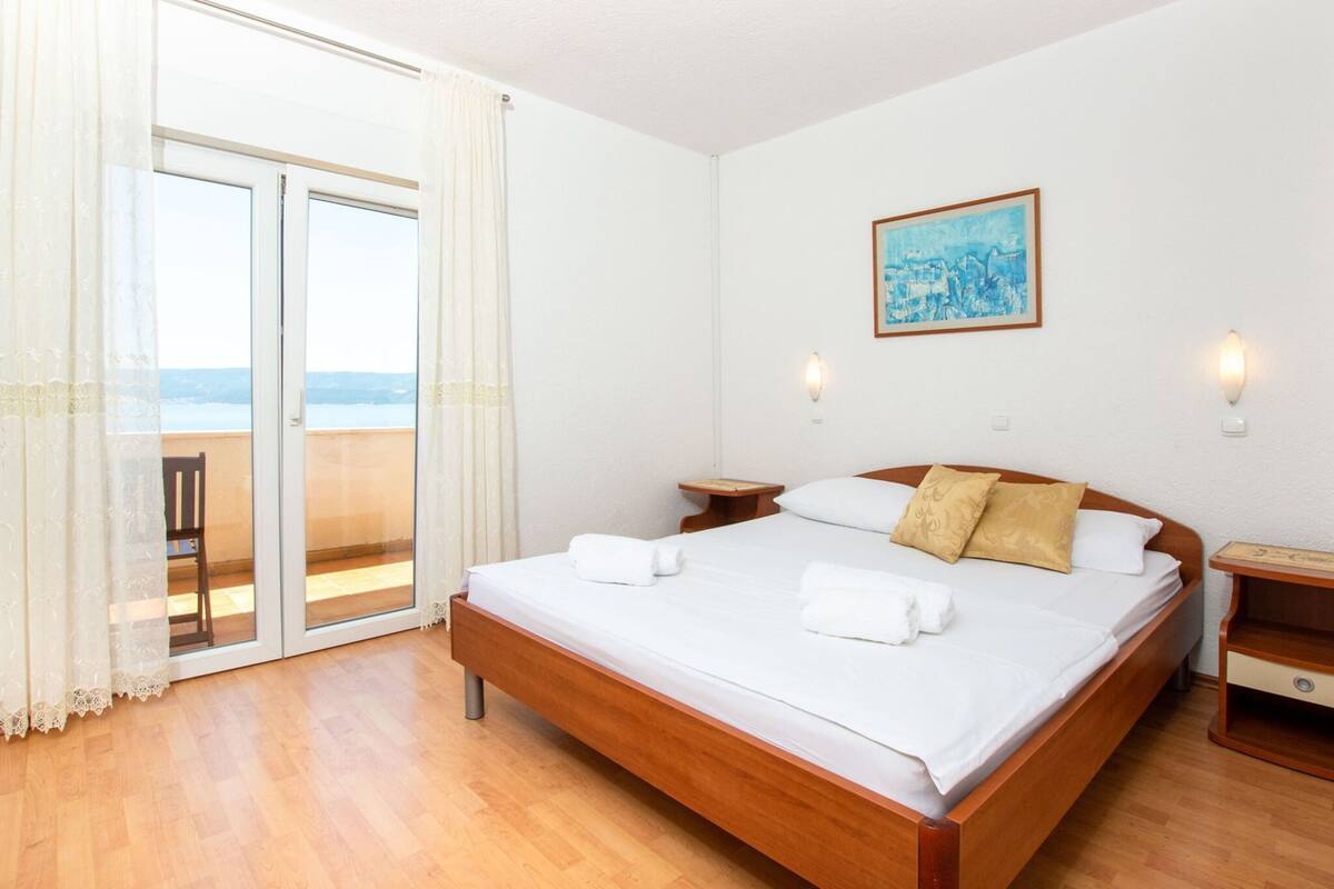 Deluxe Apartment, 2 Bedrooms | 8 bedrooms, individually furnished, iron/ironing board, bed sheets