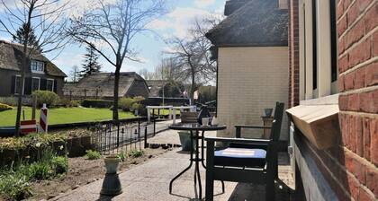 Lodge in Giethoorn With Breakfast