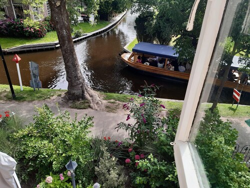 Lodge in Giethoorn With Breakfast