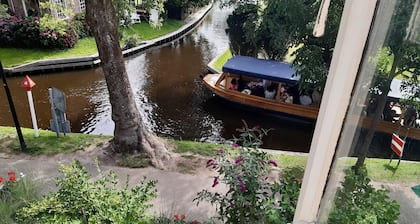 Lodge in Giethoorn With Breakfast
