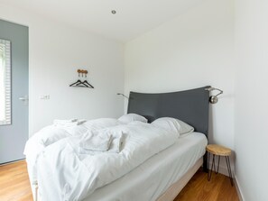 4 habitaciones, muebles diferentes y ropa de cama 