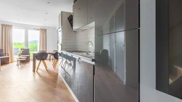 Casa clássico, 2 quartos | Cozinha privada | Geladeira, micro-ondas, fogão, lava-louças