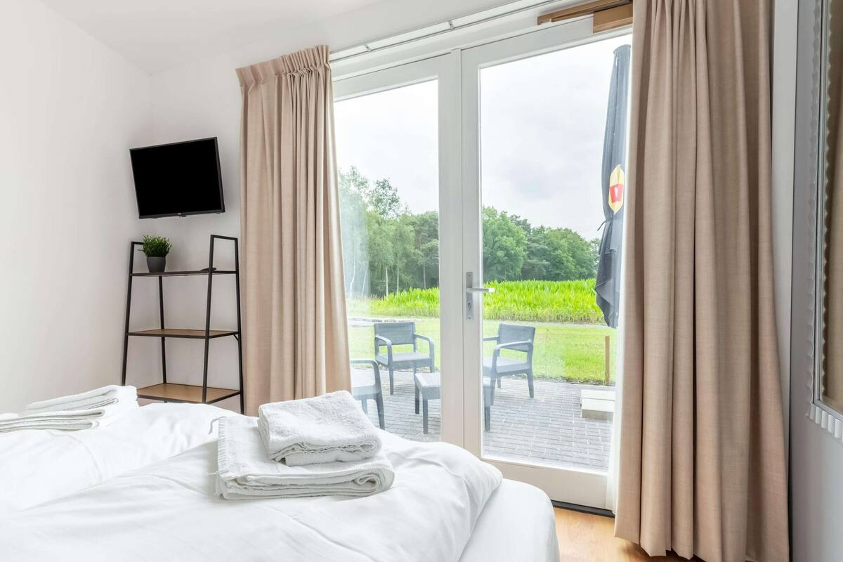 2 camere, con arredamento individuale, lenzuola