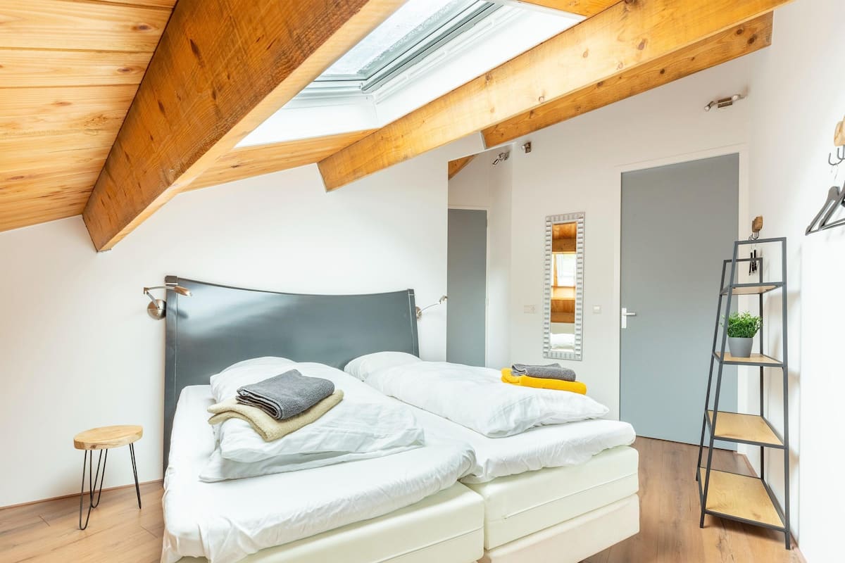 4 bedrooms, individually furnished, bed sheets