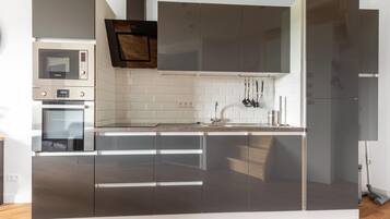 Maison Confort, 2 chambres | Cuisine privée | Réfrigérateur, four à micro-ondes, un four, lave-vaisselle