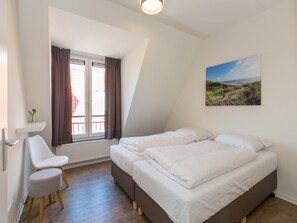 Classic Apartment, 3 Bedrooms | 17 bedrooms, bed sheets - Lush Apartment in Zoutelande Near Beach (Zoutelande)
