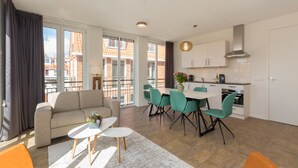 Eine moderne Wohnung mit Wohnzimmer, Essbereich und Küche.