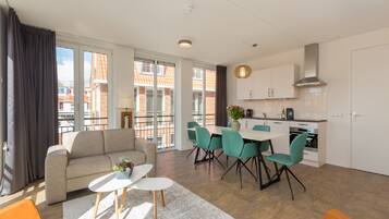 Romantic Apartment, 3 Bedrooms | Living room