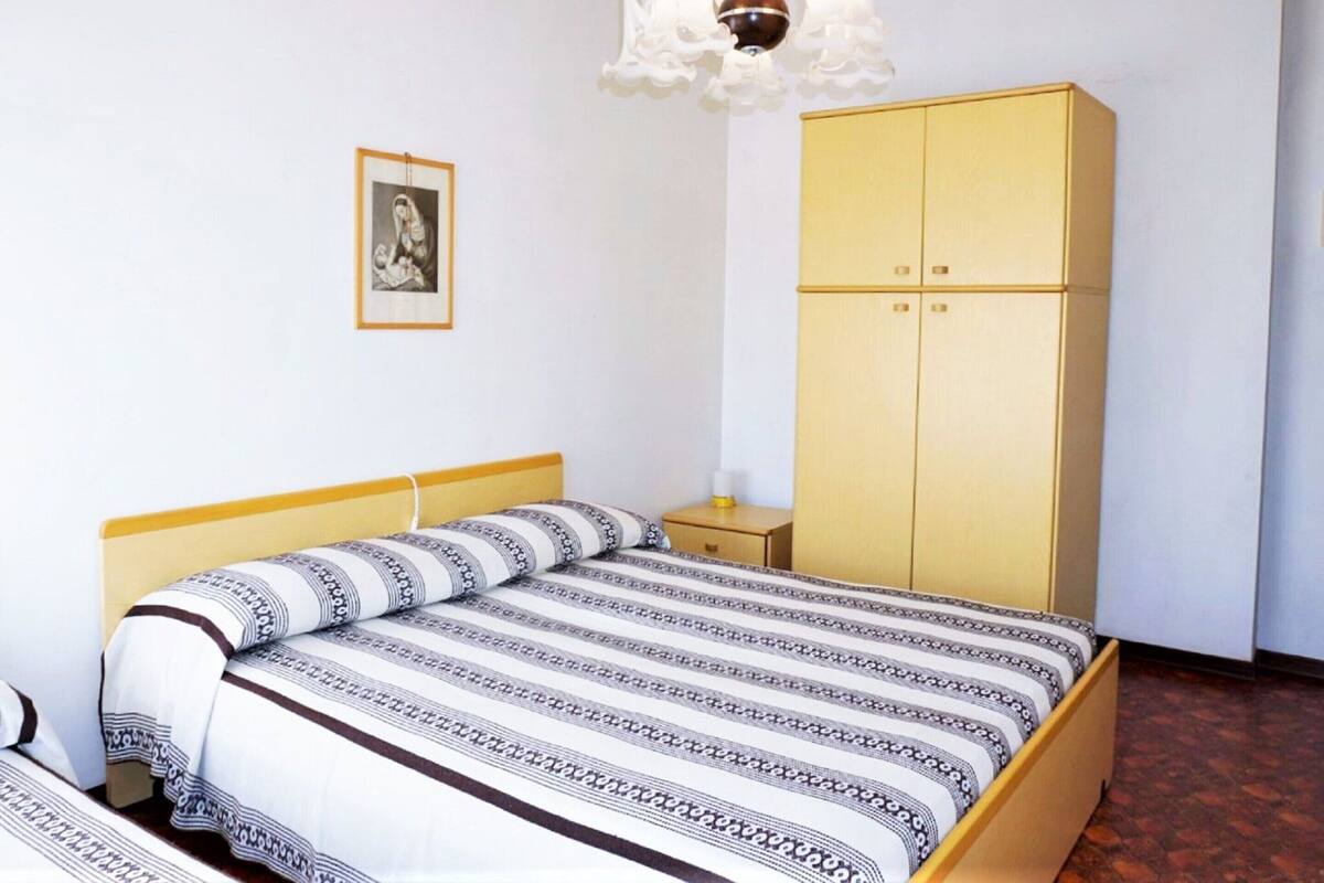 Classic Apartment, 3 Bedrooms | 24 bedrooms, individually furnished, bed sheets