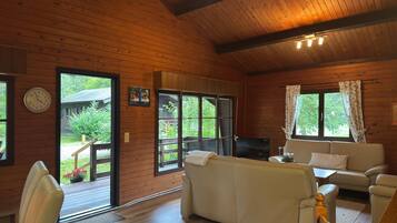 Nhà tiện nghi đơn giản, 2 phòng ngủ | Phòng khách