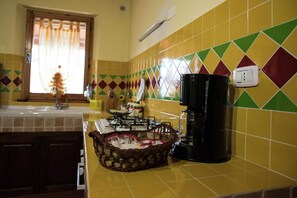 Fridge, oven, coffee/tea maker, electric kettle