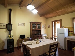 Fridge, oven, coffee/tea maker, electric kettle