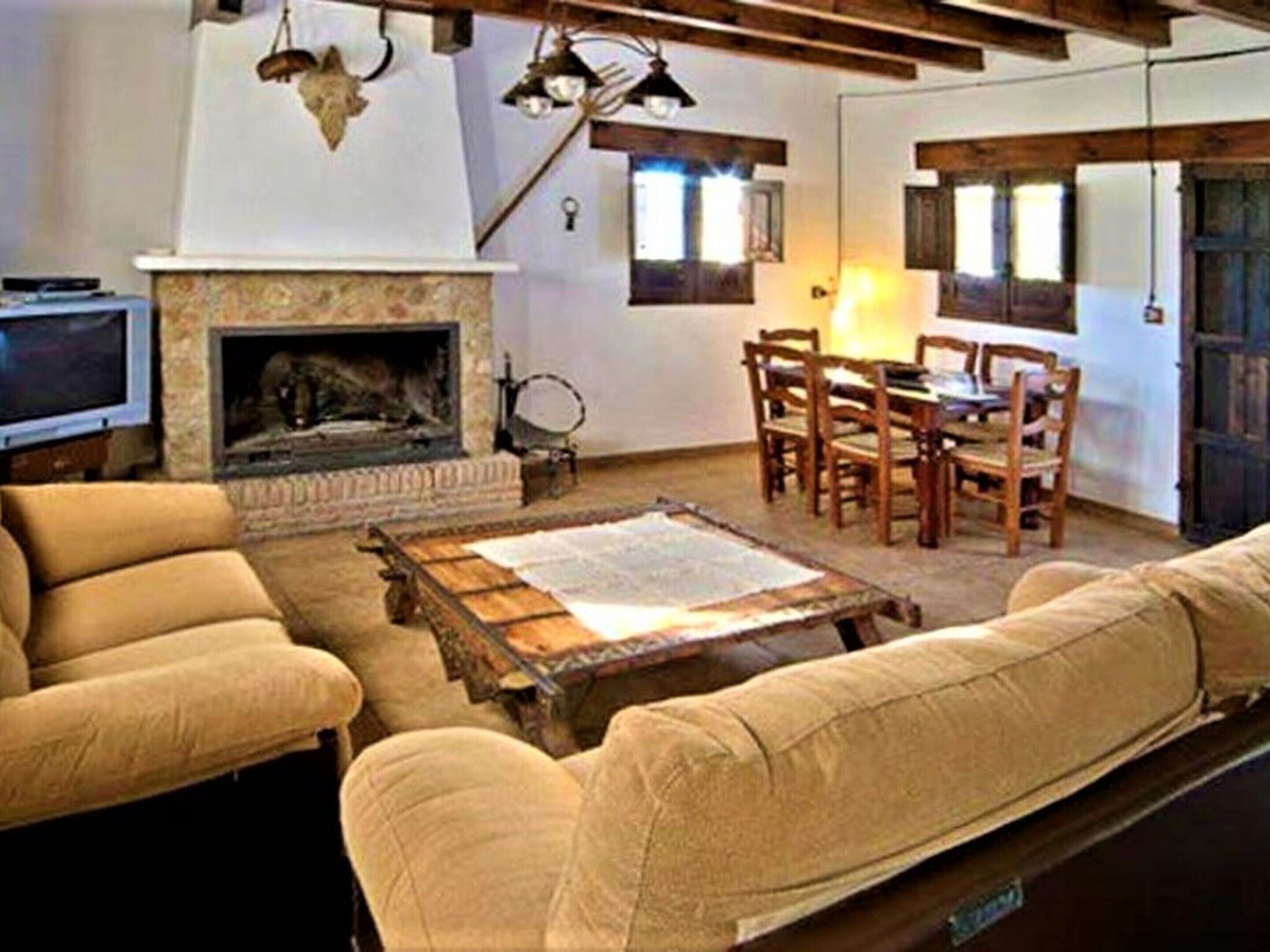 Cottage phong cách cổ điển, nhiều phòng ngủ | Phòng khách | Lò sưởi 