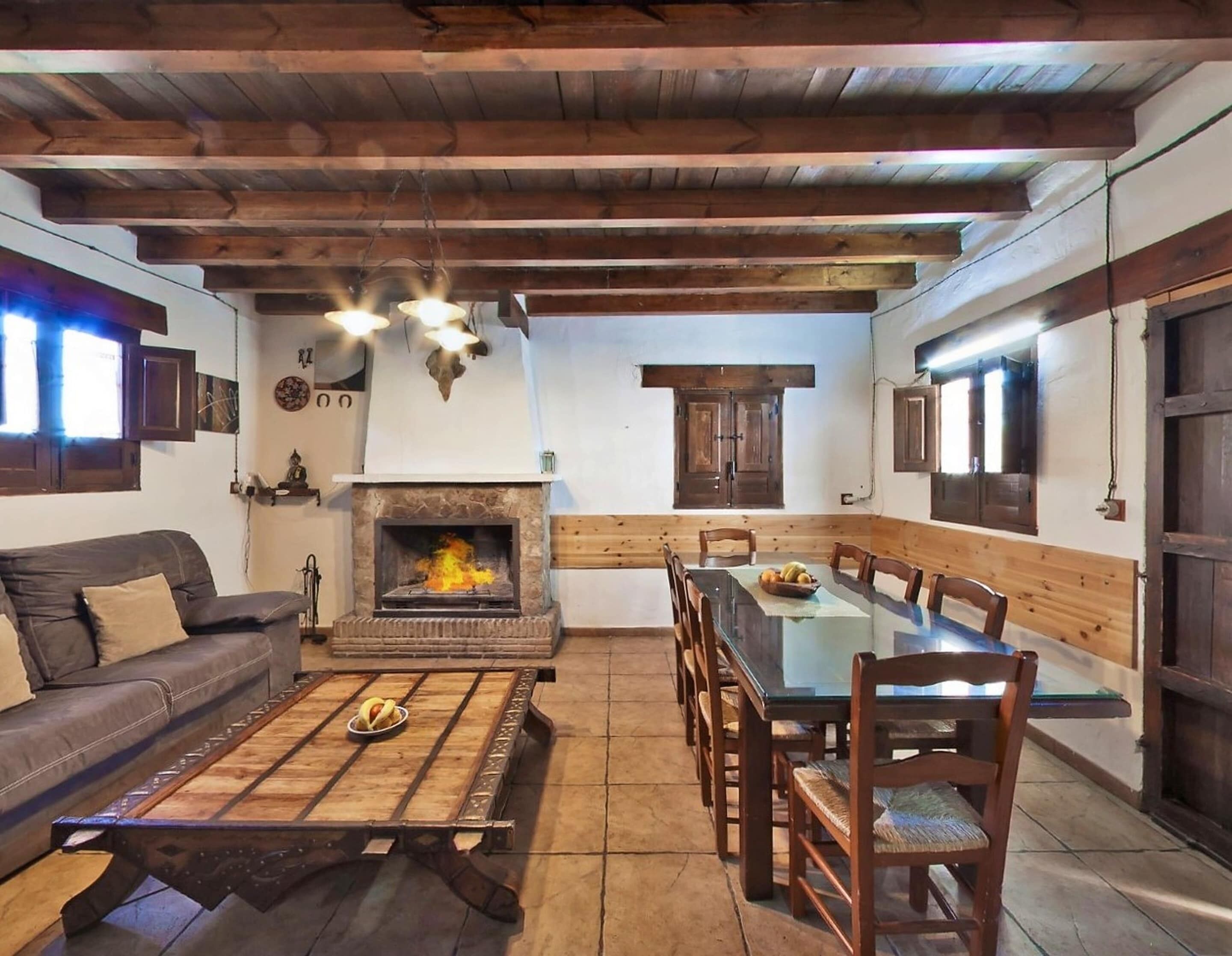 Casa de campo Confort, 5 habitaciones | Sala de estar | Una chimenea