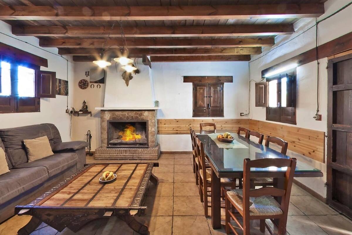 Comfort Cottage, 5 Bedrooms | Living room | Fireplace