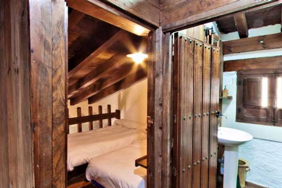 Classic Cottage, Multiple Bedrooms | 14 bilik tidur, dilengkapkan perabot secara berasingan