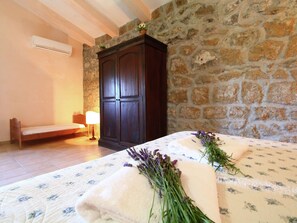 Luxury House, 2 Bedrooms | 17 bedrooms, individually furnished, bed sheets