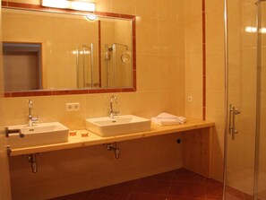 Comfort Apartment, 3 Bedrooms | Bathroom | Shower
