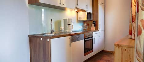 Comfort Apartment, 3 Bedrooms | Private kitchen | Microwave, oven, coffee/tea maker