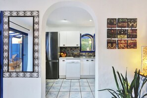 Een koelkast, een microgolfoven, een oven, een vaatwasser