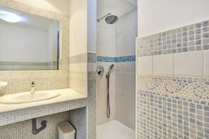 Shower, hair dryer, bidet, towels - CASA MAY , LUXURY VILLA

 UNIQUE ONE OFF MOROCCAN VILLA

5 STARS  on Tripadvisor (Corralejo)