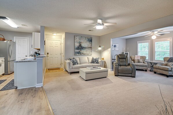 Apartment (3 Bedrooms) | Interior - 4 Mi to Brookgreen Gardens: Murrells Inlet Condo (Murrells Inlet)