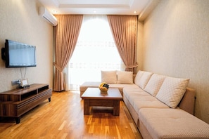 Family Apartment, Balcony, Courtyard View | Living area