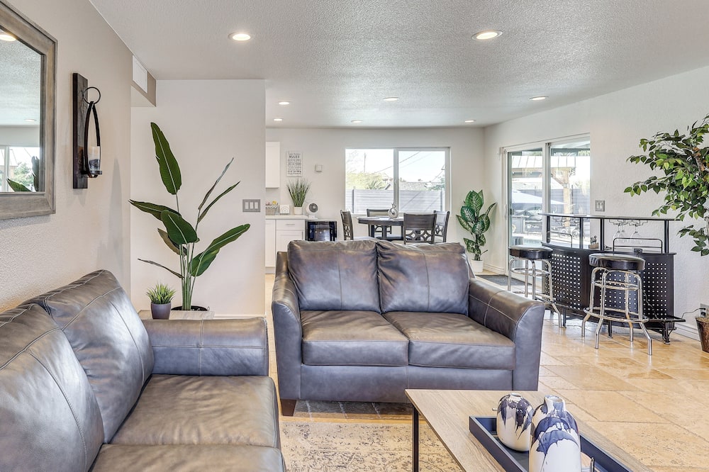 ~ 5 Mi to Lake Havasu: Family Home w/ Fenced Yard!