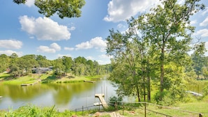 Un parc au bord du lac, doté d’une plateforme d’observation en bois et d’un quai.