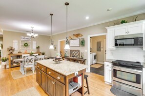 House (6 Bedrooms) | Interior