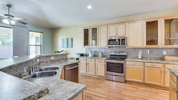 House (3 Bedrooms) | Interior