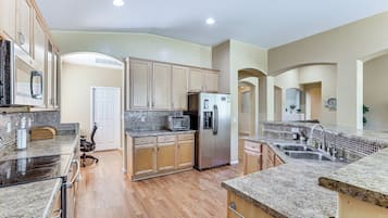 House (3 Bedrooms) | Interior