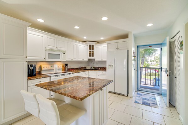 Apartment (1 Bedroom) | Interior - 2 Mi to Fort Pierce Jetty: Coastal Florida Condo (Fort Pierce)