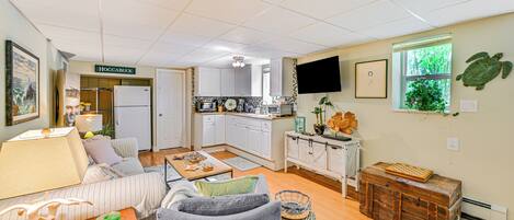 아파트 (1 Bedroom) | 거실 공간 | TV, 책