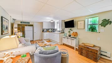 Apartment (1 Bedroom) | Living area | TV, books