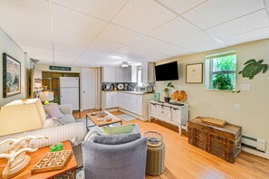 Apartment (1 Bedroom) | Living area | TV, books