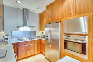 Interior - 6 Mi to Lake Washington: Sleek Townhome w/ Deck! (Renton)