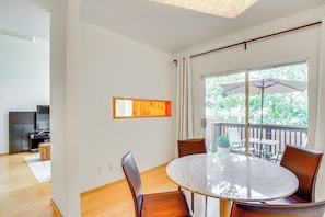 Interior - 6 Mi to Lake Washington: Sleek Townhome w/ Deck! (Renton)