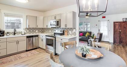 Chic Home ~ 2 Mi to TTU w/ Grill & Yard in Lubbock