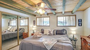 Interior - Spokane River Access & Fire Pit: Post Falls Cabin (Post Falls)
