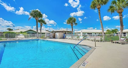 Sunny Canal-view Villa w/ Lanai in Sebring!