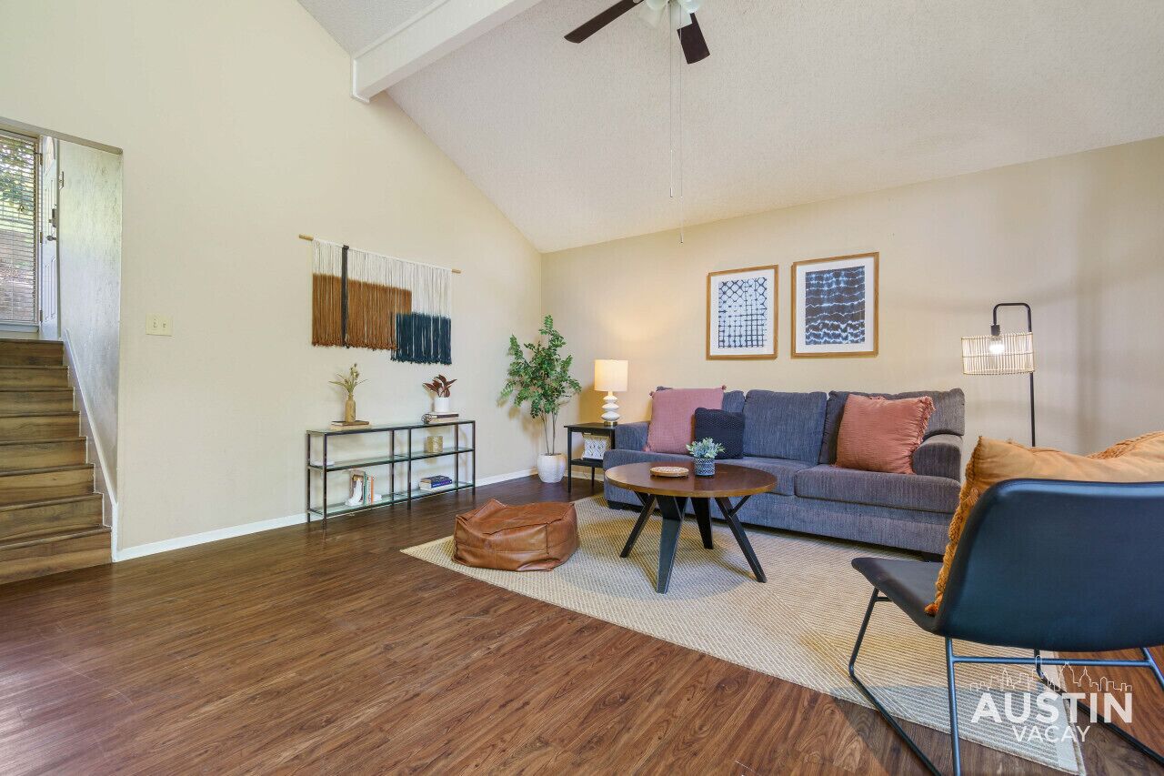 Smart TV, libros y oficina 