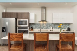 Frigorifero, microonde, forno, piano cottura