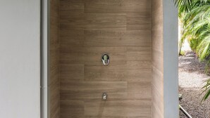 Un espace douche moderne avec des murs en bois et un robinet en métal.