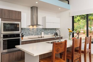 Frigorifero, microonde, forno, piano cottura