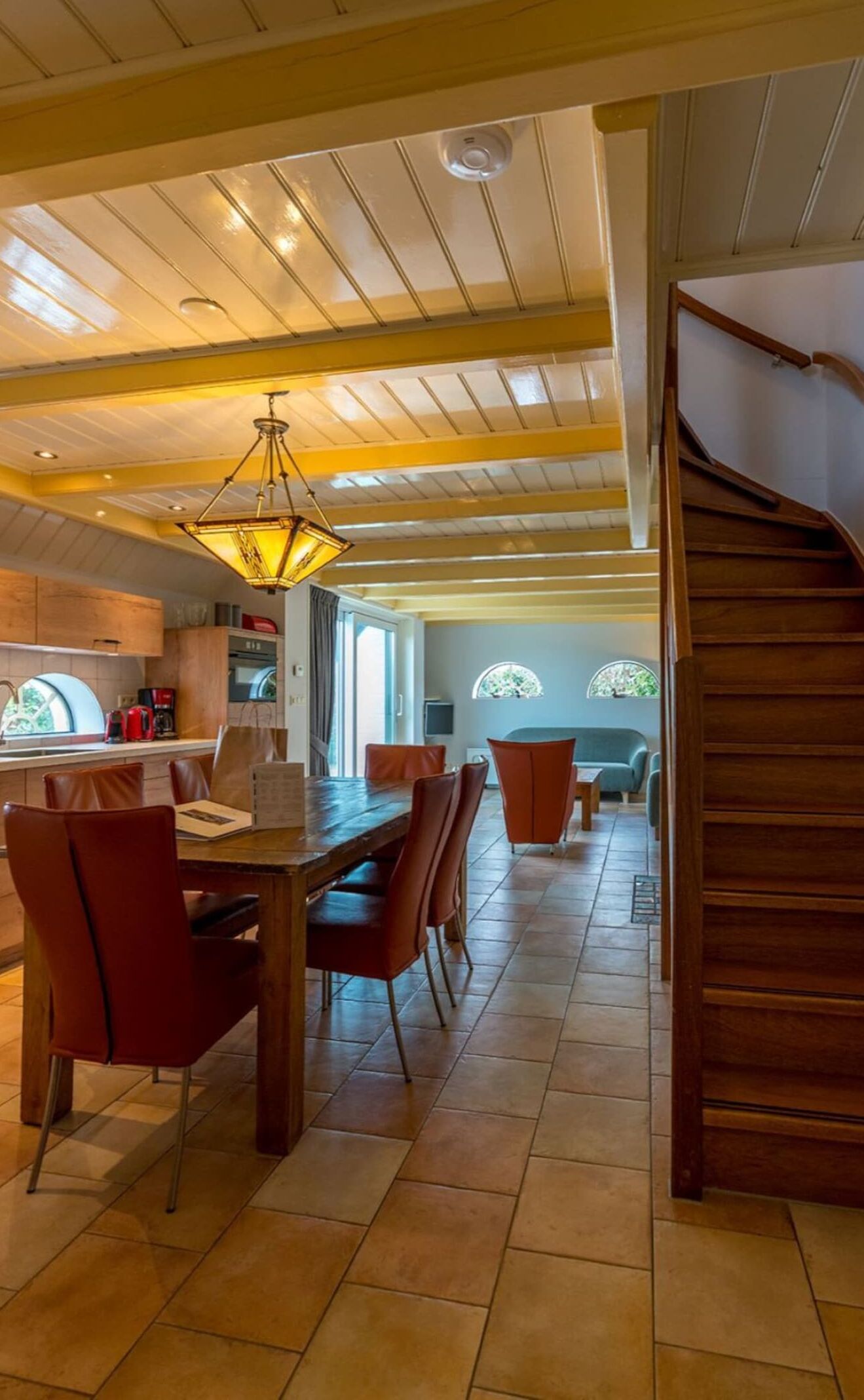 Kylskåp, mikrovågsugn, diskmaskin och kaffe- och tebryggare