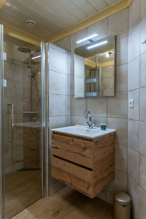 Classic House, 3 Bedrooms | Bathroom | Shower - Lovely Holiday Home in Texel Near Sea (Oosterend)