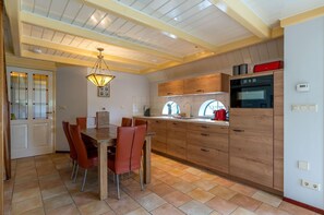 Maison Classique, 3 chambres | Cuisine privée | Réfrigérateur, micro-ondes, lave-vaisselle, cafetière/bouilloire
